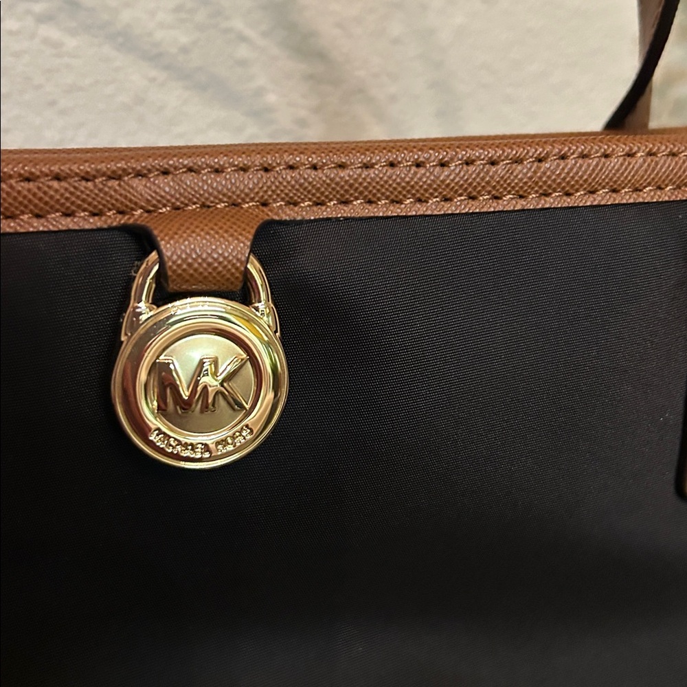 New MICHEAL MICHEAL KORS KEMPTON XL Pocket Overnight Black/ Brown Tote Bag - Picture 2 of 13